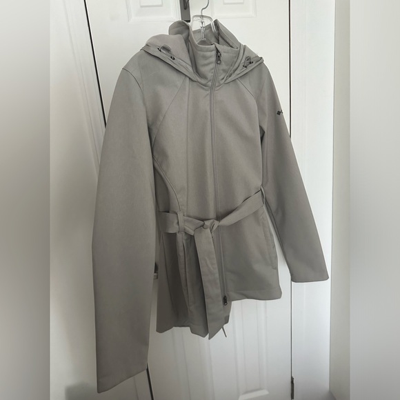 Elegant Columbia Rain Jacket - Picture 2 of 6